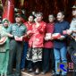 Pose bersama Forkopimda Pati saat pembagian 2000 kue keranjang di klenteng Hok Tik Hio.