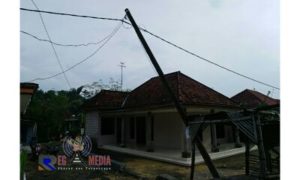 Tiang Listrik Hampir Roboh Ke Rumah Warga, PLN di Sampang Terkesan Tutup Mata