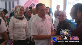 Walikota Cimahi (Ajay M Priatna) tengah berbincang dengan salah satu warga Kecamatan Cimahi Tengah usai kegiatan diskusi.