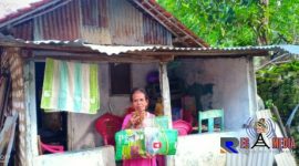 Maryani, menunjukkan bunga kamboja kering yang ditekuninya setiap hari untuk menghasilkan uang dan kebutuhan hidup.