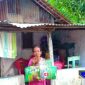Maryani, menunjukkan bunga kamboja kering yang ditekuninya setiap hari untuk menghasilkan uang dan kebutuhan hidup.
