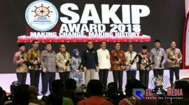 Bupati Sampang H. Slamet Junaidi (dari kanan) pose bersama dengan Menpan-RB, Syafruddin dan para Bupati daerah lainnya usai menerima penghargaan SAKIP tahun 2018.