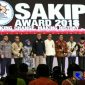 Bupati Sampang H. Slamet Junaidi (dari kanan) pose bersama dengan Menpan-RB, Syafruddin dan para Bupati daerah lainnya usai menerima penghargaan SAKIP tahun 2018.