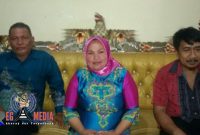 Ketua LPM dan KTH Anwar Canon (kemeja biru) foto bersama Kepala Desa Dulamayo Selatan Elmin M Bilondotu (jilban pink) beserta anggota KTH Neni Jonga (kemeja merah).