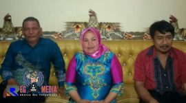 Ketua LPM dan KTH Anwar Canon (kemeja biru) foto bersama Kepala Desa Dulamayo Selatan Elmin M Bilondotu (jilban pink) beserta anggota KTH Neni Jonga (kemeja merah).