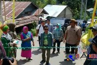 Kepala Desa Dulamayo Selatan Elmin M Bilondatu (jilbab pink) saat mendampingi Bupati Gorontalo Nelson Pomalingo (jaket hijau) dan Kadis PU  (kemeja cokelat) saat peresmian jalan Dulamayo Cs.