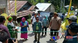 Kepala Desa Dulamayo Selatan Elmin M Bilondatu (jilbab pink) saat mendampingi Bupati Gorontalo Nelson Pomalingo (jaket hijau) dan Kadis PU  (kemeja cokelat) saat peresmian jalan Dulamayo Cs.