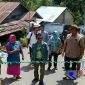 Kepala Desa Dulamayo Selatan Elmin M Bilondatu (jilbab pink) saat mendampingi Bupati Gorontalo Nelson Pomalingo (jaket hijau) dan Kadis PU  (kemeja cokelat) saat peresmian jalan Dulamayo Cs.