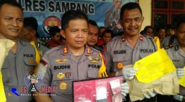 Kapolres Sampang (AKBP Budhi Wardiman) menunjukkan barang bukti narkoba saat pers release di Mapolres Sampang.