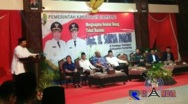 Ketua Umum Partai Nasdem (H. Surya Paloh) saat menyampaikan sambutannya dalam acara silaturahmi ke Bupati Sampang (H. Slamet Junaidi) dan Wakil Bupati Sampang (H. Abdullah Hidayat) di pendopo agung.
