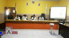 Saat berlangsungnya rapat evaluasi terhadap relawan demokrasi (Relasi) di aula KPUD Sampang.