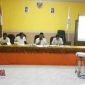 Saat berlangsungnya rapat evaluasi terhadap relawan demokrasi (Relasi) di aula KPUD Sampang.