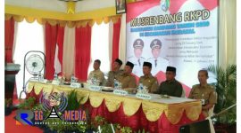 Suasana saat berlangsungnya kegiatan Musrenbang RKPD di pendopo Kecamatan Robatal, tampak Bupati Sampang (H. Slamet Junaidi) berdampingan dengan Wakil Bupati Sampang (H. Abdullah Hidayat).