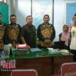 Padla, Harun dan Hayati tampak didampingi Kuasa Hukumnya Marsuto Alfianto, SH,MH selaku Ketua Team Advokat di lembaga Bantuan Hukum Pusat Advokasi Masyarakat Nusantara (LBH PUSARA).