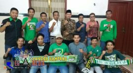 Ketua Umum Persesa (H. Abdullah Hidayat) yang saat ini tengah menjabat sebagi Wakil Bupati Sampang, berpose bersama para pengurus Persesa dan perwakilan suporter Persesa Trunojoyo Mania.