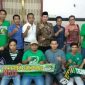 Ketua Umum Persesa (H. Abdullah Hidayat) yang saat ini tengah menjabat sebagi Wakil Bupati Sampang, berpose bersama para pengurus Persesa dan perwakilan suporter Persesa Trunojoyo Mania.
