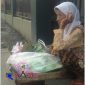 Mak Ati (92 th), beristirahat sambil menunggu pembeli yang ingin membeli dagangannya berupa makanan tradisional.