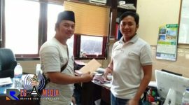 Irfan B. Arista saat melapor ke Mapolres Sampang.