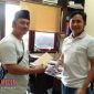 Irfan B. Arista saat melapor ke Mapolres Sampang.