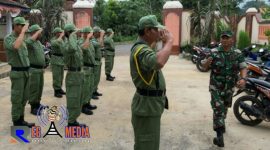 Serda Sujiyanto saat melatih para peserta Linmas di halaman balai Desa Bageng, Kec. Gembong, Kabupaten Pati.
