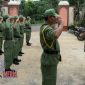 Serda Sujiyanto saat melatih para peserta Linmas di halaman balai Desa Bageng, Kec. Gembong, Kabupaten Pati.