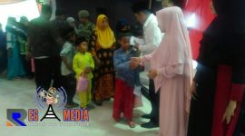 Suasana saat Bupati Sampang (H. Slamet Junaidi) dan Wakil Bupati Sampang (H. Abdullah Hidayat) beserta istri memberikan santunan kepada anak yatim.