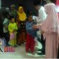 Suasana saat Bupati Sampang (H. Slamet Junaidi) dan Wakil Bupati Sampang (H. Abdullah Hidayat) beserta istri memberikan santunan kepada anak yatim.