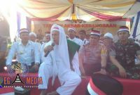 Habib Lutfi bin Yahya saat menyampaikan tausinyahnya kepada ribuan umat yang hadir dalam tabligh akbar yang diselenggarakan Polres Sampang.