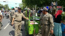 Satpol PP saat melakukan penertiban PKL yang bandel di depan RSUD (Syamrabu) Bangkalan.