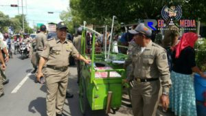 Satpol PP Sapu Bersih PKL Bandel Didepan RSUD Bangkalan