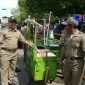 Satpol PP saat melakukan penertiban PKL yang bandel di depan RSUD (Syamrabu) Bangkalan.