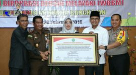 Pose bersama Forkopimda Bangkalan usai penandatanganan pakta integritas pencanangan zona integritas menuju Wilayah Bebas Korupsi (WBK) dan Wilayah Birokrasi Bersih dan Melayani (WBBM).