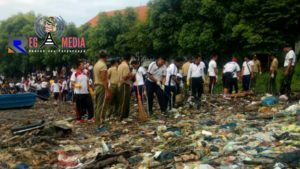 Peringati HPSN, Polres Bangkalan Gelar Aksi Pungut Sampah di Pelabuhan Kamal