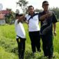 Camat Kedungdung Arief Purna Hermawan (tengah), Kades Moktesareh Fadol (kanan) dan Kades Pasarenan Yasin (kiri) saat survei lokasi jalan alternatif Jl. Raya Pasar Kedungdung.