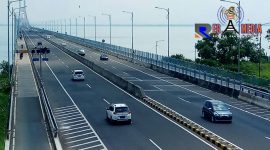 Mobil roda dua melintasi jembatan suramadu dari arah madura