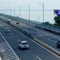 Mobil roda dua melintasi jembatan suramadu dari arah madura