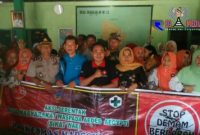 Pose bersama Kapolsek, Danramil, Kepala Puskesmas dan masyarakat Margoyoso, Kabupaten Pati, dalam kegiatan Pemberantasan Sarang Nyamuk (PSN) dan 3M Plus.