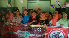 Pose bersama Kapolsek, Danramil, Kepala Puskesmas dan masyarakat Margoyoso, Kabupaten Pati, dalam kegiatan Pemberantasan Sarang Nyamuk (PSN) dan 3M Plus.