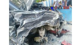 Mobil warga Desa Temoran, Omben, tampak depan ringsek usai bertabrakan dengan mobil dinas Polsek Karang Penang. 