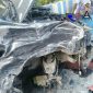 Mobil warga Desa Temoran, Omben, tampak depan ringsek usai bertabrakan dengan mobil dinas Polsek Karang Penang. 
