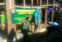 Kompak, anggota Koramil 06/Margoyoso bersama para murid saat melakukan pengecoran gedung SMP Taqdis Nurul Huda.