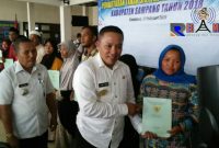 Bupati Sampang (H. Slamet Junaidi) saat memberikan sertifikat tanah gratis kepada warga di Kecamatan Camplong.