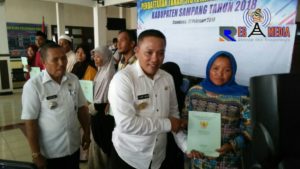 Bupati Sampang H. Slamet Junaidi Berikan 500 Sertifikat Tanah Gratis di Kecamatan Camplong