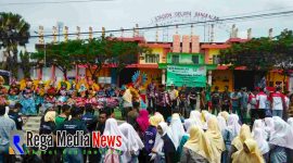 Suasana Fashion Show Siswa-Siswi MAN Model Bangkalan di depan Stadion Gelora Bangkalan