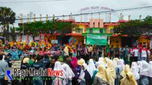 Peringati HPN dan HPSN, Fashion Show Siswa-Siswi MAN Model Bangkalan Gunakan Kardus Sampah