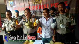 Kapolres Bangkalan AKBP Boby Pa'ludin Tambunan saat konferensi pers dan menunjukkan barang bukti yang digunakan untuk menjadi dukun pesugihan palsu.