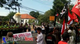 Suasana puluhan massa menggelar aksi di depan kantor Kejaksaan Negeri Bangkalan.