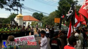 Puluhan Massa Gruduk Kantor Kejari Bangkalan