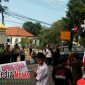 Suasana puluhan massa menggelar aksi di depan kantor Kejaksaan Negeri Bangkalan.