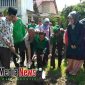 Bupati Bangkalan, R. Abdul Latif Amin Imron terlihat memegang cangkul saat hendak akan menutupi sampah
